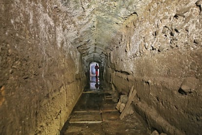 Un trabajador camina en el área meridional del alcantarillado del Coliseo durante las excavaciones.