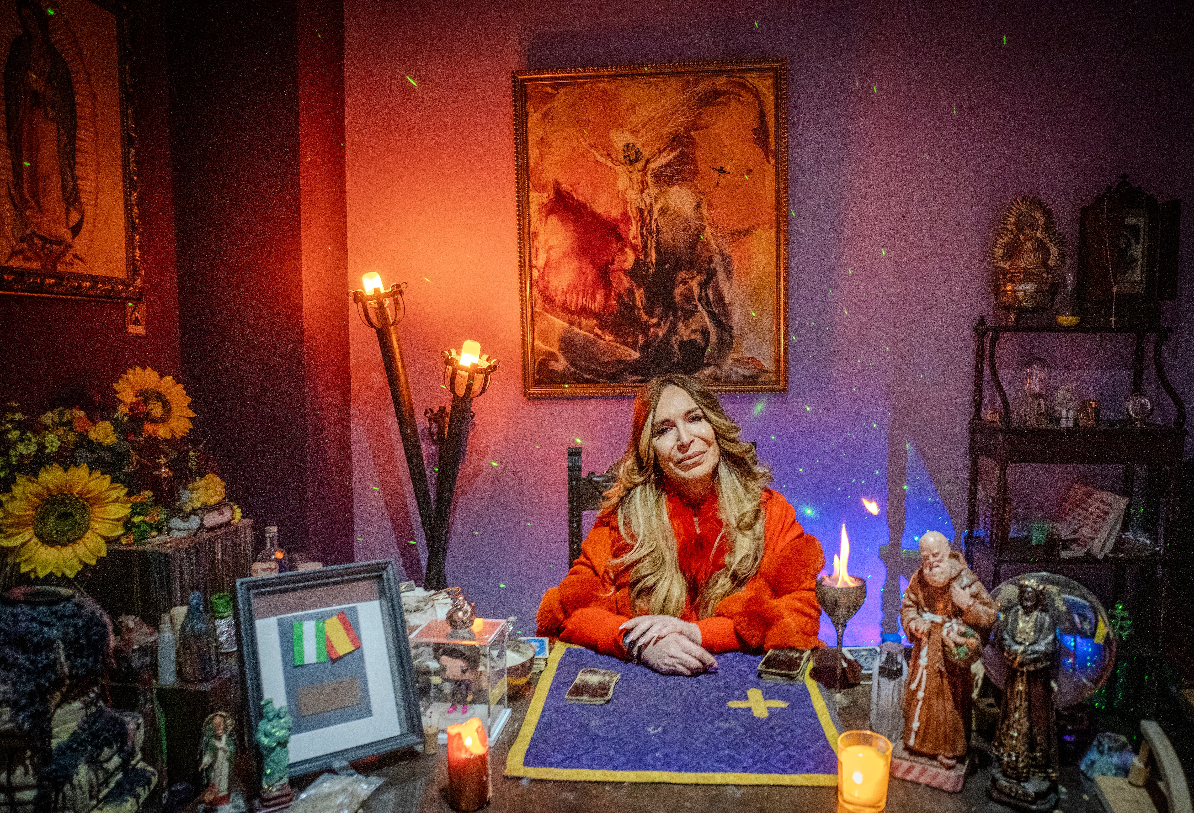 Benita, en el cuarto donde lee las cartas del tarot en su tienda madrileña dedicada al esoterismo.