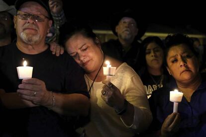 Ciudadanos de Sutherland Springs durante un homenaje improvisado a las víctimas del tiroteo.