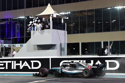 Lewis Hamilton cruza la línea de meta en primera posición.
