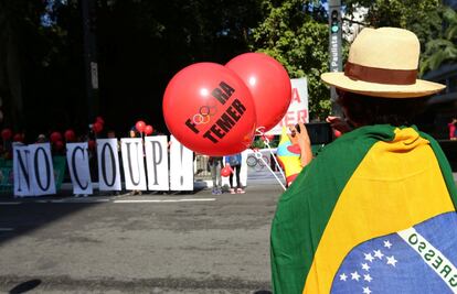 Pouco antes da passagem da tocha pela Avenida Paulista, cidadãos contrários ao presidente interino, Michel Temer, se manifestaram.