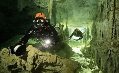 Exploradores no sistema Sac Actún, em Tulum.