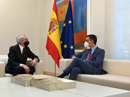 El presidente del Gobierno, Pedro Sánchez, a la derecha, y el presidente del CES, Antón Costas, este miércoles en la Moncloa.