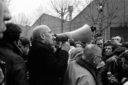 Michel Foucault, con megáfono, y Jean-Paul Sartre (a su derecha),  en una manifestación en 1972 frente a la fábrica de Renault.