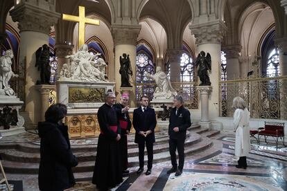 Macron, junto a autoridades eclesiásticas, durante su visita a la catedral de Notre Dame. 