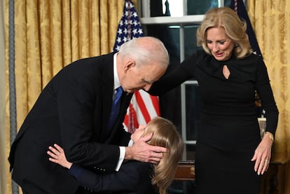 Joe Biden, con su nieto Beau Biden y la primera dama, Jill Biden, tras su discurso de despedida.