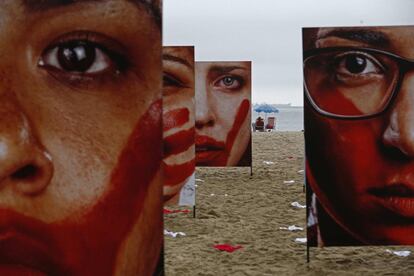 Vista de la playa de Copacabana, en Río de Janeiro hoy, durante la fotoprotesta.