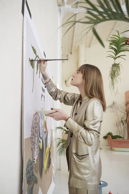 La ilustradora Mercedes Bellido se pone manos a la obra con pijama oriental y anillo de Christian Dior. Las sandalias de seda (en la imagen superior) son de Chie Mihara.