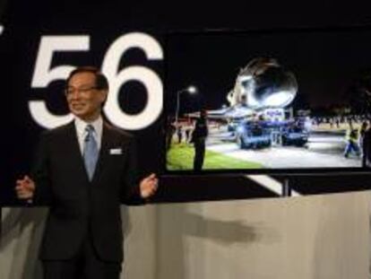 El presidente de Panasonic, Kazuhiro Tsuga (i) y el director Joe Taylor (d) fueron registrados este martes durante la presentación de los nuevos productos de la compañía en la feria internacional de electrónica de consumo CES, en Las Vegas (Nevada, EE.UU.).