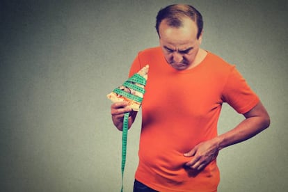 La grasa abdominal implica un mayor riesgo de mortalidad incluso que la obesidad y el sobrepeso. Lo explicaba un estudio publicado en la revista <em>Annals of Internal Medicine</em>: <a href="https://elpais-com.zproxy.org/elpais/2017/05/02/buenavida/1493752363_057758.html" target="">el riesgo en hombres con obesidad central (cuando la grasa se acumula en el abdomen) es del doble con respecto a quienes tienen sobrepeso u obesidad</a>, y 1,5 veces mayor en mujeres. </br>Como explicaba Antonio Mas, médico especialista en Endocrinología y Nutrición, la grasa abdominal o visceral (la que rodea los órganos) "es metabólicamente más activa y se relaciona con un aumento de la resistencia a la insulina y diabetes, un aumento de marcadores inflamatorios y un peor perfil lipídico. En definitiva, es un marcador clínico del síndrome metabólico, que se caracteriza por la presencia de múltiples factores de riesgo cardiovascular y un gran aumento de la mortalidad".