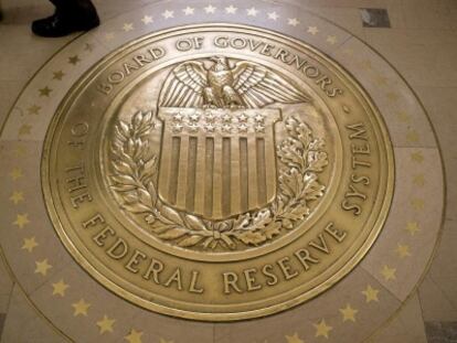 Escudo da Reserva Federal gravado no chão da sede de Washington.