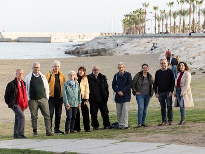 Miembros de la plataforma Defendamos Nuestro Horizonte, que ha iniciado una campaña de financiación para poner un recurso judicial contra la construcción de un rascacielos en el puerto de Málaga.