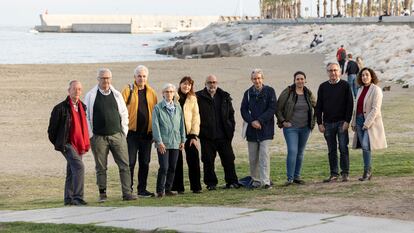 Miembros de la plataforma Defendamos Nuestro Horizonte, que ha iniciado una campaña de financiación para poner un recurso judicial contra la construcción de un rascacielos en el puerto de Málaga.