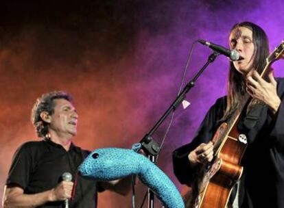 Andrea Echeverri, vocalista de Aterciopelados, junto a Miguel Ríos en un momento del concierto de ayer en Las Vistillas.