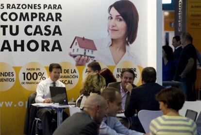 Imagen de una oficina de ventas en el pasado Salón Inmobiliario del Mediterrráneo.