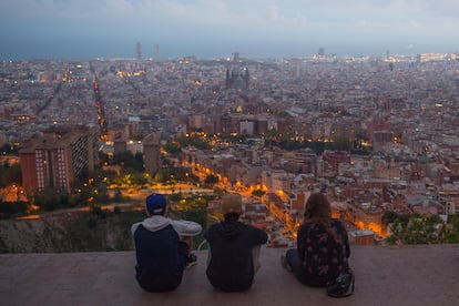 Tres jóvenes observan Barcelona en octubre de  2015.