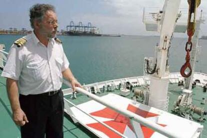 Roberto González, capitán del <i>Esperanza del Mar</i>, en la cubierta del buque a su llegada al puerto de Las Palmas.