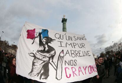 Una pancarta hace un juego de palabras con el el himno nacional francés, aludiendo al atentado contra la revista francesa 'Charlie Hebdo' y en homenaje a las 17 víctimas de la matanza que ha durado tres días en París.