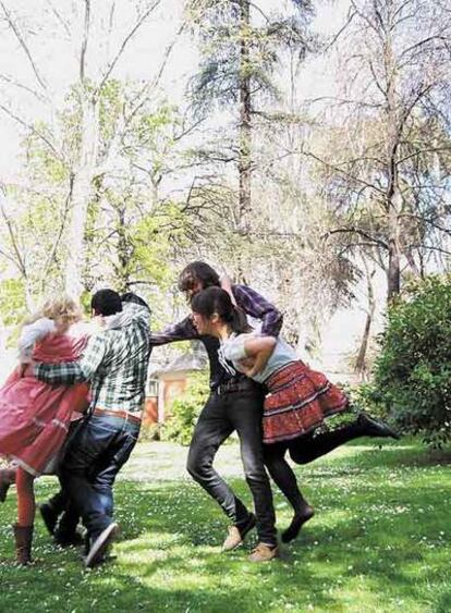 El Mundo en el madrileño parque del Retiro practicando el flying dance, un baile tradicional alemán que aprendieron en YouTube antes de la sesión de fotos.