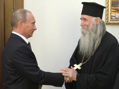 El primer ministro ruso, Vladímir Putin, saluda a un sacerdote ortodoxo durante su visita a Sujumi.