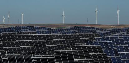 Paneles fotovoltaicos y parque eólico en Canarias