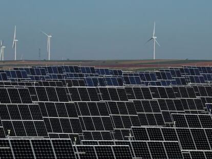 Paneles fotovoltaicos y parque eólico en Canarias