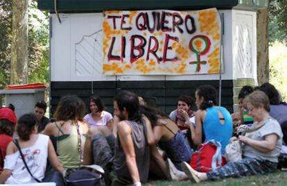 Una de las comisiones del Movimiento 15-M, ayer en el Retiro.