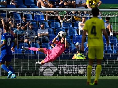 Getafe's Spanish goalkeeper David Soria dives to make a save during the Spanish League football match between Getafe CF and Villarreal CF at the Coliseum Alfonso Perez stadium in Getafe on August 28, 2022. (Photo by PIERRE-PHILIPPE MARCOU / AFP)