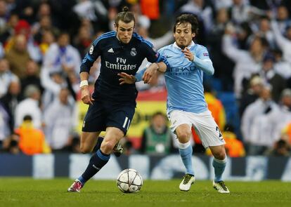 Gareth Bale (i) y David Silva luchan por el esférico.