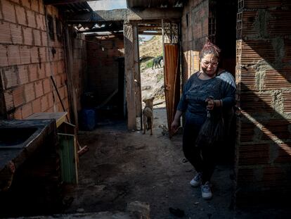 Tatiana Correa en la casa incendiada donde fueron asesinadas su madre, Olga Lucía Quiñones, y su hija pequeña, Sofía, en Ciudad Bolívar (Colombia).