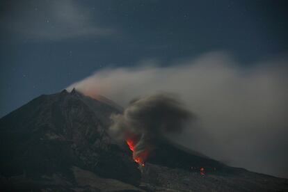 El monte Sinabung arroja ceniza en la isla de Sumatra (Indonesia). El volcán se encuentra en la provincia de Karon, y desde que reanudó su actividad, en 2010, se ha cobrado la vida de 31 personas por afecciones pulmonares, asma o hipertensión.