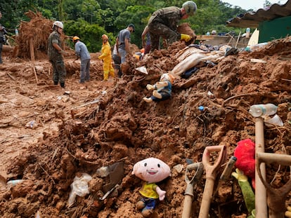 Juguetes, en una zona donde los equipos de emergencia aún buscan desaparecidos en la ciudad de São Sebastião este miercoles.