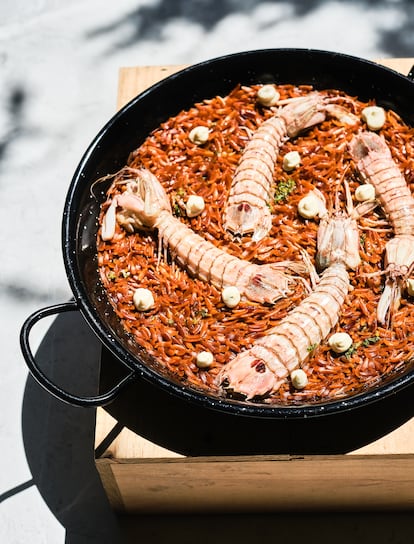 Rossejat de orzo con caldo de galeras, En la cocina marinera es habitual rossejar o dorar arroces y fideos para evitar que se pasen y darles más sabor o textura. Joan Roca y Salvador Brugués explican la técnica (en este caso en una pasta seca), en su libro 'Cocinar el Mediterráneo' (Editorial Planeta Gastro).