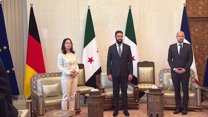 El lider 'de facto' de Siria, Ahmed al Shara, junto a la ministra de Exteriores de Alemania, Annalena Baerbock, y su homólogo francés, Jean-Noël Barrot, este viernes en Damasco.