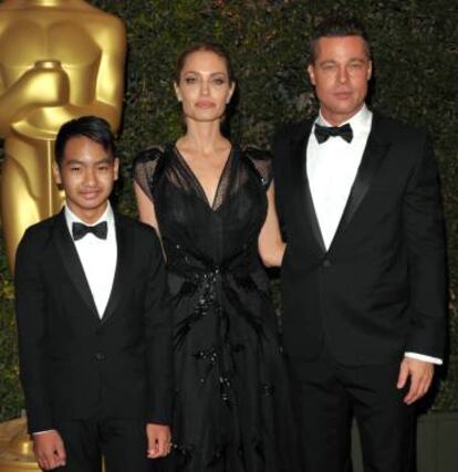 Brad Piit, Angelina Jolie y su hijo Maddox, en 2013.