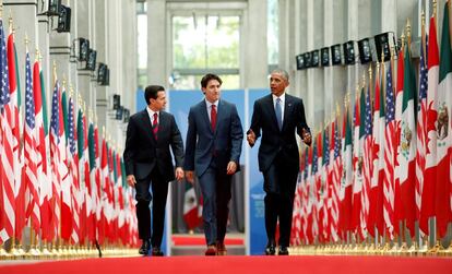 El presidente de México, Enrique Peña Nieto, el primer ministro canadiense Justin Trudeau y el presidente estadounidense Barack Obama caminan juntos en la Galería Nacional de Canadá en el inicio de la Cumbre de Líderes de América del Norte en Ottawa.