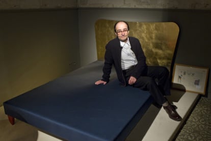 El premio Nacional de Diseño Carles Riart, en la galería Il·lacions de Barcelona.