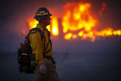 Un bombero descansa un momento en medio del combate a un incendio en Colorado el pasado 30 de diciembre.