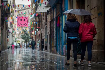 Dos mujeres pasean por el Raval en Barcelona.