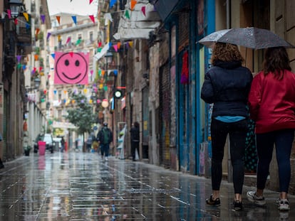 Dos mujeres pasean por el Raval en Barcelona.