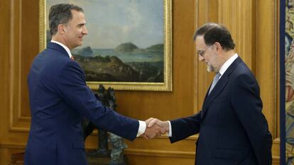 El rey Felipe saluda a Mariano Rajoy en La Zarzuela el pasado 28 de julio. 