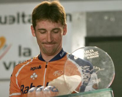 Menchov recibe en 2006 el trofeo de la Vuelta 2005.