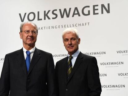 El presidente de Volkswagen, Matthias Müller, y el de su Consejo de Supervisión, Hans Dieter Pötsch, en una rueda de prensa en Wolfsburgo (Alemania) en diciembre de 2015.