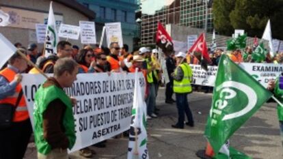 Los manifestantes, ante la sede de la DGT, este miércoles.