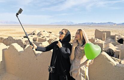 Dos mujeres turistas se hacen un "selfie" en la ciudadela de Saryazd, en Persépolis (Irán).