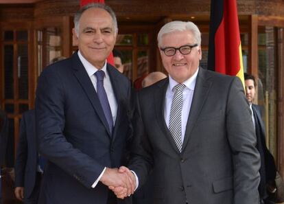 El ministro de Exteriores marroqu&iacute;, Salaheddine Mezouar, junto a su hom&oacute;logo alem&aacute;n, Frank-Walter Steinmeier (derecha) este jueves en Marraquech. 