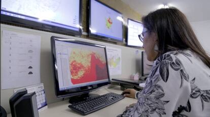 Mujer trabaja en el mapa del Monitor de Sequías del Noreste Brasileño.