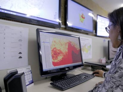 Mujer trabaja en el mapa del Monitor de Sequ&iacute;as del Noreste Brasile&ntilde;o.