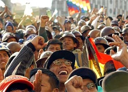 Cientos de manifestantes mineros celebraban en la calle la inminente salida de Sánchez de Lozada.