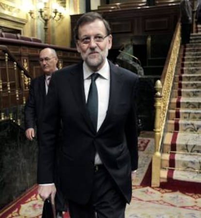 El presidente del Ejecutivo, Mariano Rajoy, a su llegada hoy al hemiciclo del Congreso de los Diputados, donde contestar en la sesin de control al Gobierno a varias preguntas de la oposicin sobre la renovacin del Consejo General del Poder Judicial, el cumplimiento de sus promesas electorales y el fortalecimiento de los derechos de los ciudadanos.